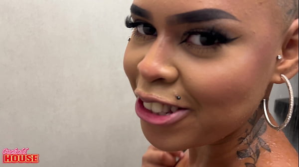 Ela fodeu_gostoso_e levou_as primeiras espetadas para perder a virgindade_no cú