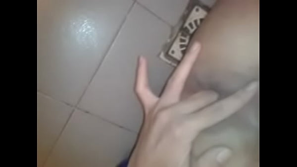 Un poquito de deditos en la colita