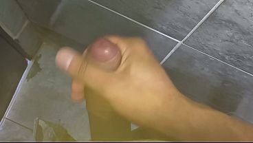 Punheta muito gostosa do corno no banheiro p&uacute_blico