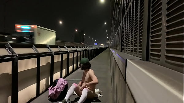 Play MP4 - 女装子まゆちゃんがトラックがばんばん通る国道の横の歩道で全裸になって露出しながら大股開きする