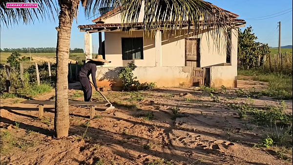 Play MP4 - VIR MEU VIZINHO CAPINANDO SEU QUINTAL NO SOL QUENTE E ISSO MIM DEU MUITO TEZAO FUI PEDE AGUA SO DE TOALHA E ELE CAIU DE BOCA NA MINHA BUCETA GOZANDO COM MUITO PRAZER NO MEU CU