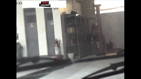 Cliente Flagra Homem Fodendo Mulher Em &aacute;rea De Circula&ccedil;&atilde;o Em Posto De Gasolina thumbnail