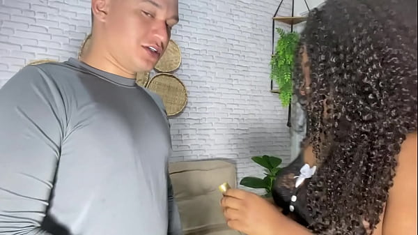 Ap&oacute;s uma relaxante massagem empregada e patr&atilde;o transam loucamente no sof&aacute; da sala