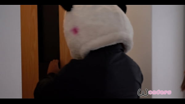 Play MP4 - Vendedora de departamentos se coge a su cliente para cerrar el trato