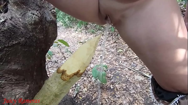 Pervertert t&oslash;s spruter piss fra trestokk i skogen