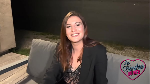 Play MP4 - Katy&comma; jeune brunette aux cuisses bien ouvertes