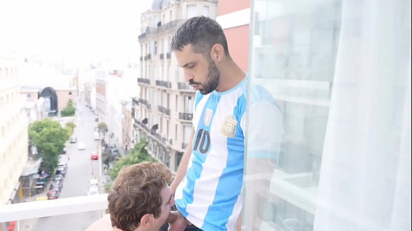 Play MP4 - FETICHE PIES ESCUPITAJO Y MECOS EN EL PIE&excl;