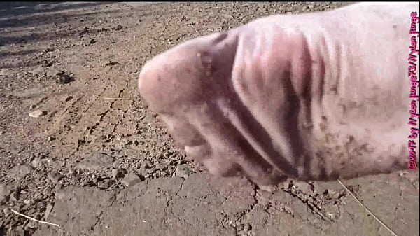 Weiße_Socken in der Pfütze