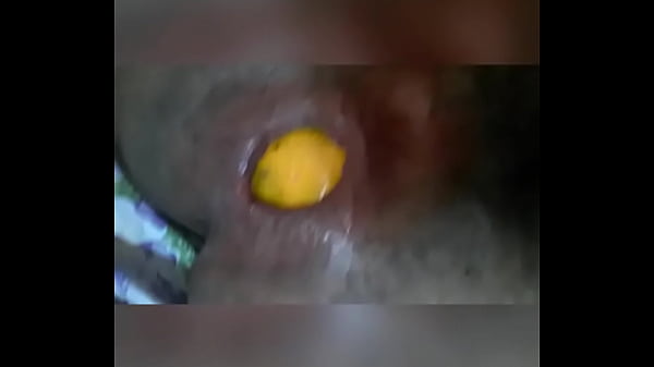 Arrega&ccedil_ando o cu com uma laranja