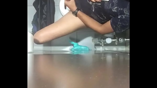 Rica verga ba&ntilde;o p&uacute;blico 