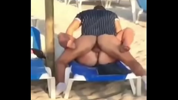 Pareja follan en_la playa