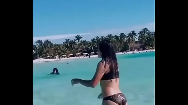 Palafox en la playa en traje de ba&ntilde;o ense&ntilde;ando el culo 