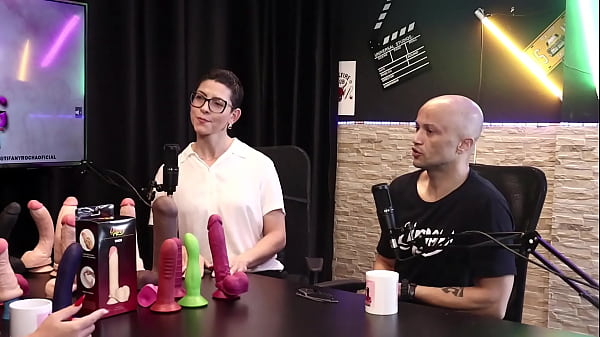 Os_materiais importados não chegavam no país então eles_decidiram produzir Eilani Quina_e VictorLucianoUpper Toys SHEER RED