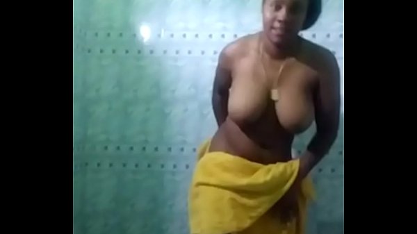 Como le miro cuando se ba&ntilde;a mi negrita 