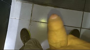 Punheta gostosa do corno pauzudo