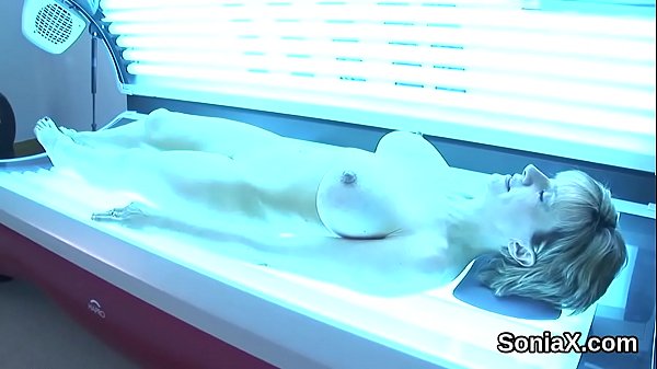 Cheating uk milf lady_sonia displays her heavyjugs