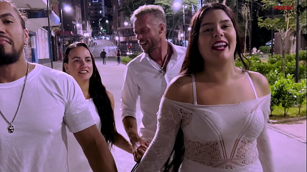 Casais felizes transam na virada de 2024