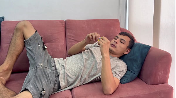 Nonton Me Folla A Mi Peque&ntilde;a Hermanastra Mientras Toma Su Siesta Y Estamos Solos En Casa thumbnail