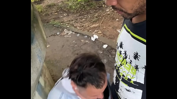 Mamando coroa no banheiro do metr&ocirc; 