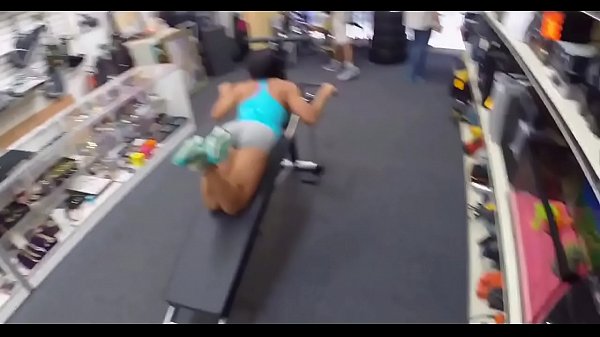 Muscular chick spreads eagle for cash 