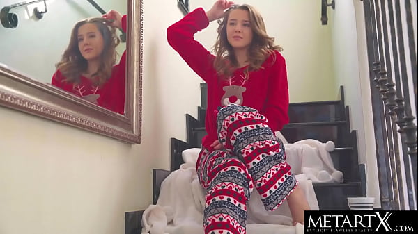 Play MP4 - Beautiful brunette squeezes her perfect tits as she masturbates