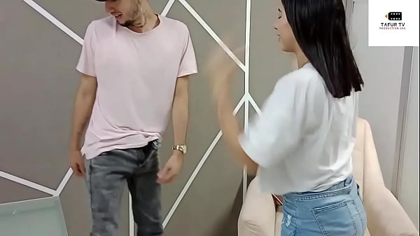 HIJASTRA aprovecha que esta sola en casa para follarse  a su PADRASTRO 