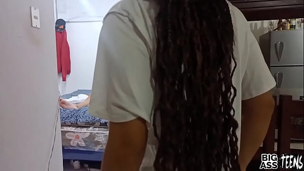 Play MP4 - Por culpa de mi t&iacute;o me convert&iacute; en una puta caliente me gusta follar por el culo duro