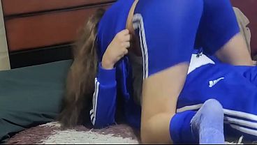 CORRETE ADENTRO linda colegiala recibe semen de su amigo despues de clases