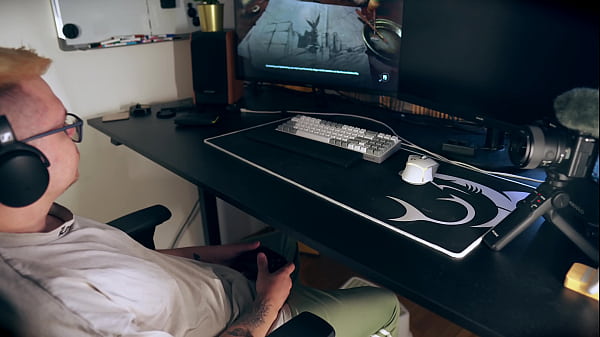 Nonton She Wants My Cock So Bad, She Sucks It During My Game thumbnail