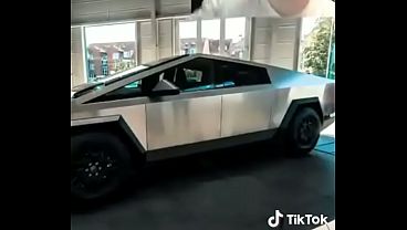 Novinha sapeca e seu cybertrunk 