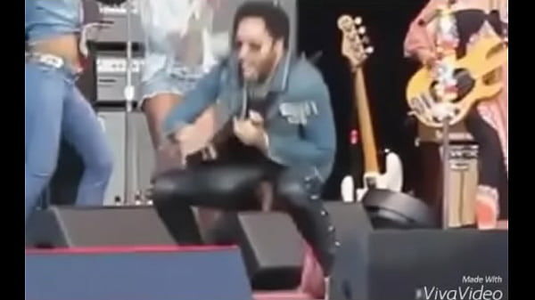 Lenny Kravitz pelado em show 