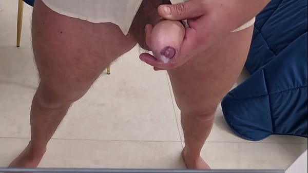 A mio fratello piace essere spiato mentre si sega il suo grosso cazzo e si scopa il letto gemiti e strusciamenti ragazzo sexy sborra forte allo specchio 