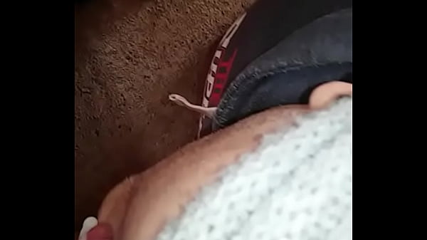 El bombero saca leche de su manguera