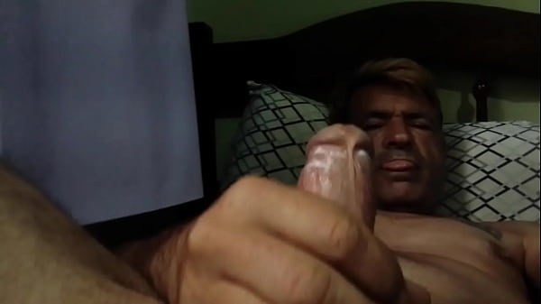 S&oacute; na punheta na cama pelad&atilde;o 