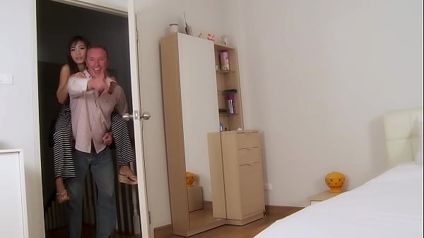 Nonton Incredibly Beautiful Dark-haired Thai Woman Nan Wiped Her Red Lipstick On A Guy's Cock thumbnail