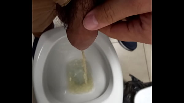 Mijando no trabalho