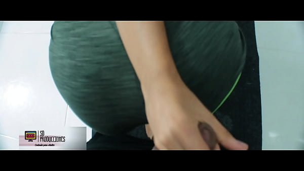 FOLLO EL CO&Ntilde;O DE MI HERMANASTRA MIENTRAS HACE EJERCICIO 