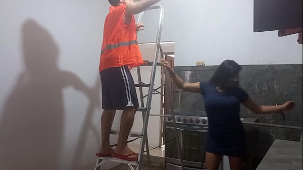 Sex with the bricklayer i started to watch the new bricklayer who was doing the maintenance on the roof then i saw that he was very athletic and muscular i seduced him and sucked his cock then he fucked me deliciously standing up