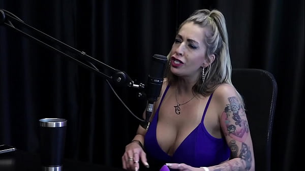 Loira mostra os peitos depois de falar que se estressou com ator na cena, &eacute; atriz de fetiche, n&atilde;o gosta de sexo anal, e o jogo do Mama, Senta ou Passa... - Julia Fontanelli (WATCH ON: SHEER/RED) 