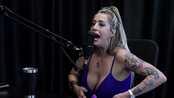 Play MP4 - Loira mostra os peitos depois de falar que se estressou com ator na cena&comma; &eacute; atriz de fetiche&comma; n&atilde;o gosta de sexo anal&comma; e o jogo do Mama&comma; Senta ou Passa&period;&period;&period; - Julia Fontanelli &lpar;WATCH ON&colon; SHEER&sol;RED&rpar;