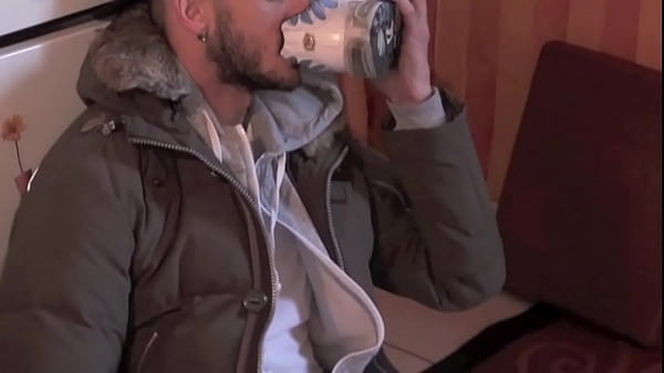 Jeune Minet Salope Bais&eacute;e Par Un Beau Mec Xxl thumbnail