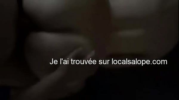 Cette étudiante super sexy_sait monter parfaitementcette grosse bite