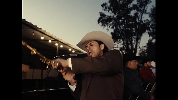 Viejito s&uacute;bele a la bocina 