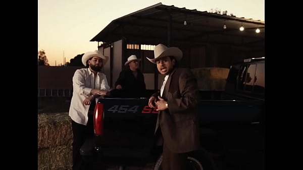 Viejito s&uacute;bele a la bocina 