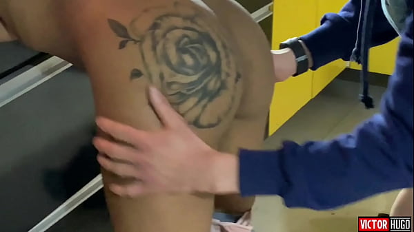 Novinha Menstruada Sentando Na Rola thumbnail