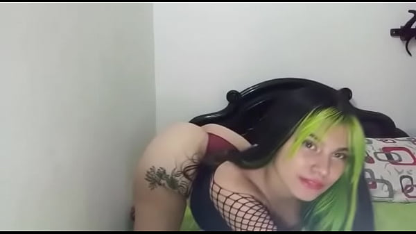 lolifox_jugando_solita_con su cola en el cuarto
