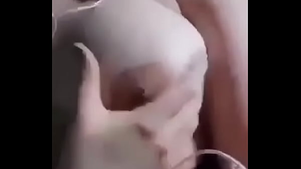 Mi amiga cachonda se graba y me env&iacute;a v&iacute;deo de sus tetas 