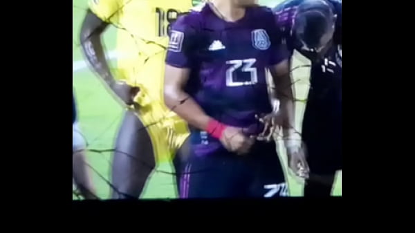 Futbolista de Jamaica mostrando piernas