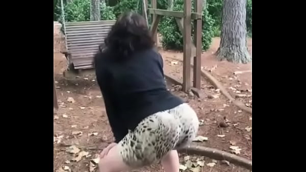 Emerald twerks her big ass