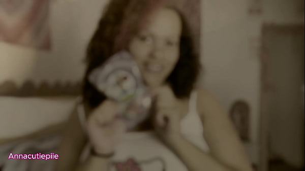 Nonton Making A Slave Smell My Farts With A Mask thumbnail